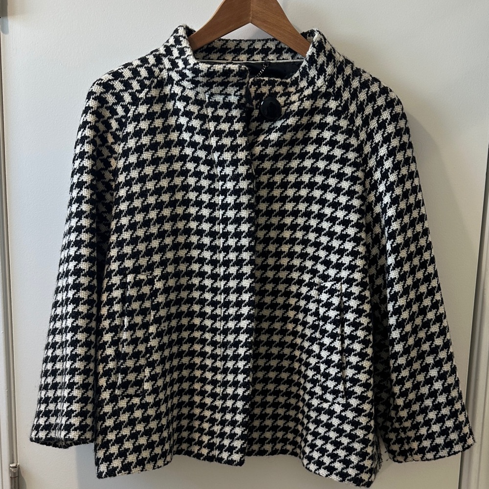 Banana Republic Black and White Houndstooth Cape